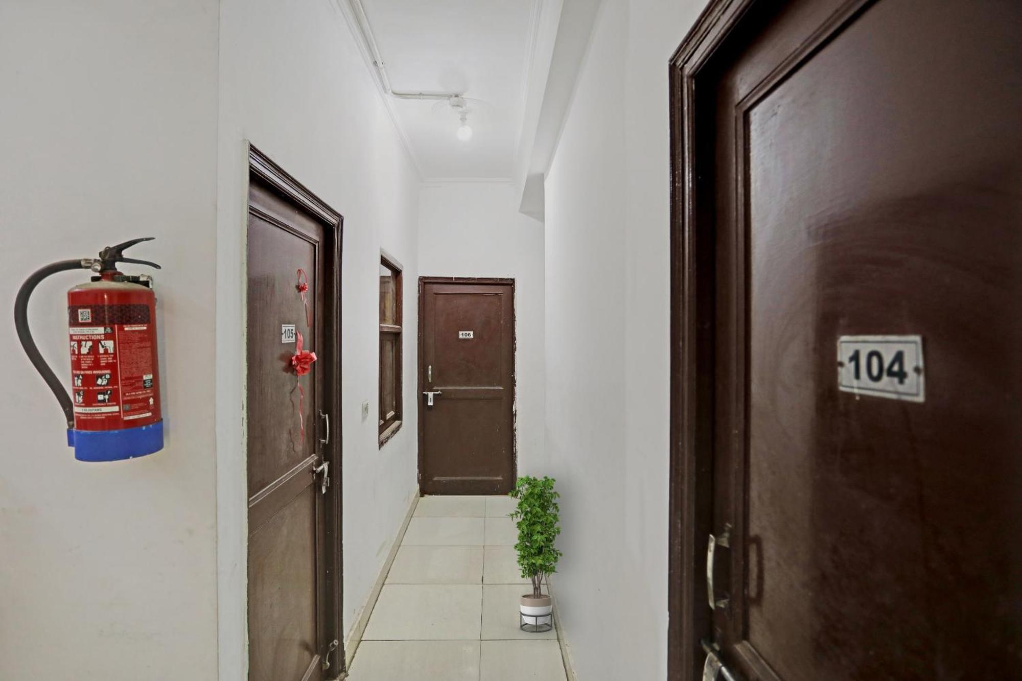 Collection O Mayank Guest House Near Iskcon Temple Noida Kālkāji Devi Exterior foto
